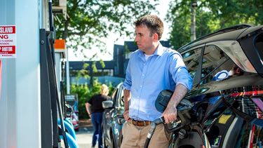 Conductor abastece de gasolina su auto.