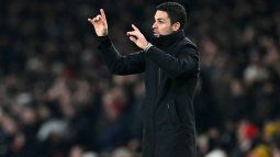 El director técnico español Mikel Arteta, del Arsenal, ofrece indicaciones a sus jugadores durante un partido contra el Manchester United, el 12 de enero de 2025.