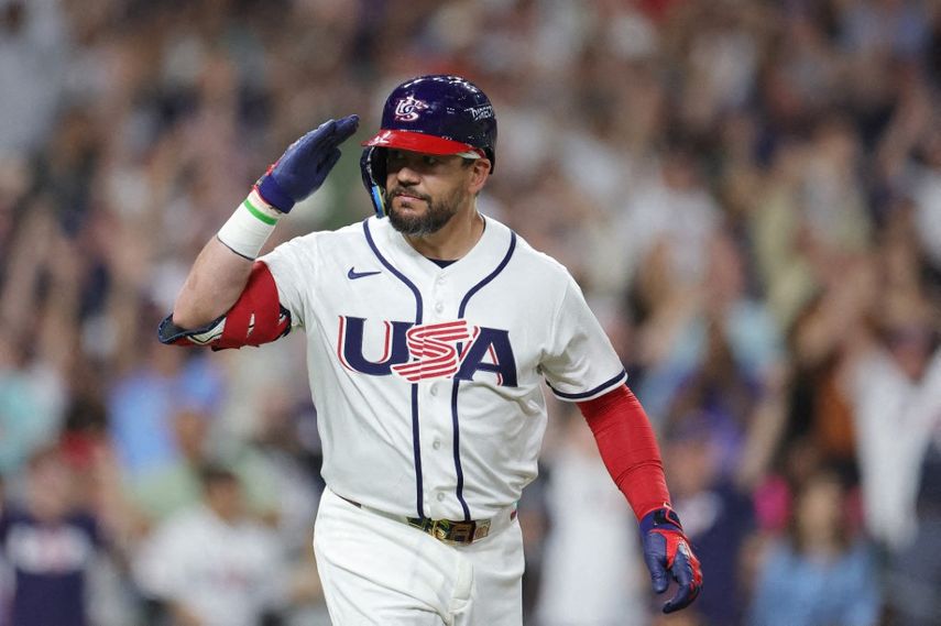 &nbsp;Kyle Schwarber #12 del equipo de Estados Unidos saluda al dugout tras un jonrón de dos carreras en la quinta entrada contra Gran Bretaña durante un partido del Grupo B del Clásico Mundial de Béisbol 2026 en el Daikin&nbsp; Park