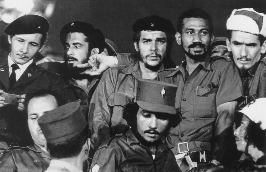 Una fotografía de 1959 que muestra a los comandantes (de izquierda a derecha) Raúl Castro, Antonio Núñez Jiménez, Ernesto 