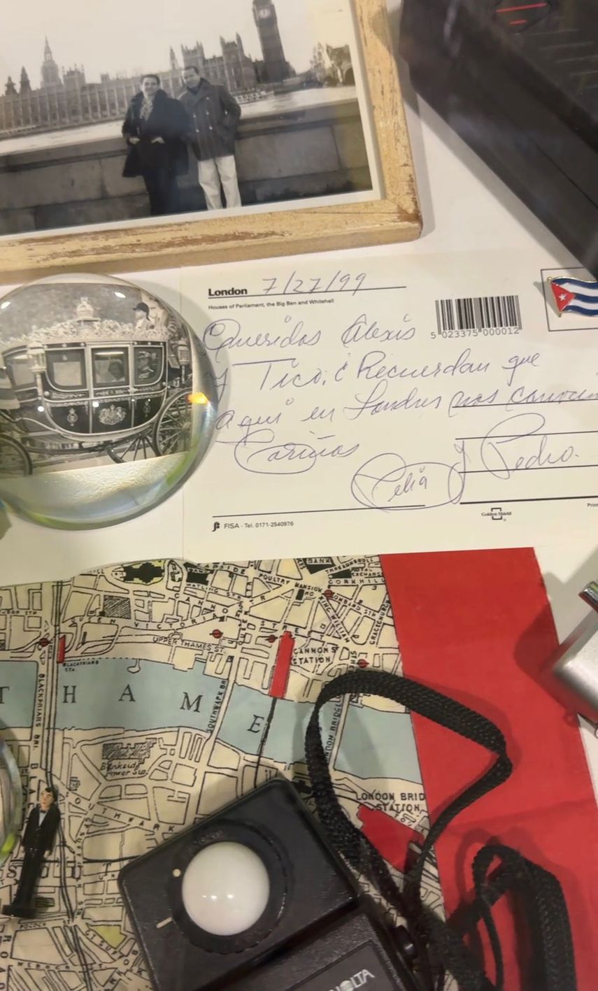 Muestra de objetos emblemáticos que mantienen vivo el legado de Celia Cruz.