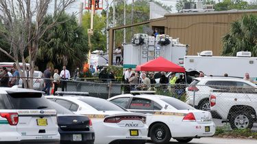 La Policía bloquea la entrada a un negocio de&nbsp;Orlando,&nbsp; en donde un ex empleado que había sido despedido en abril mató a 5 personas para después quitarse la vida.