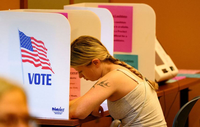Una joven ejerce el derecho al voto en mayo de 2026 durante las primarias republicanas de Ohio.