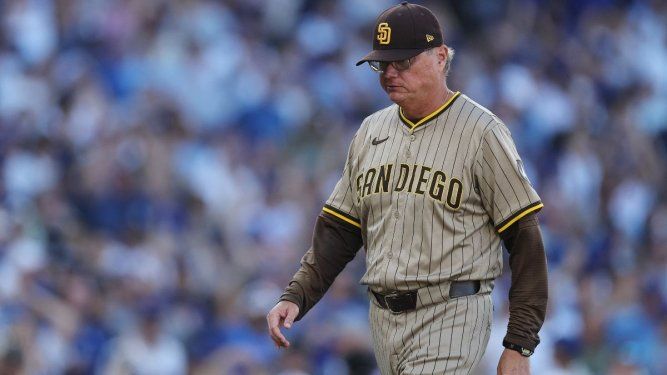 El estadounidense Mike Shildt, mánager de los Padres de San Diego para ese entonces, camina de regreso al dugout durante un desafío, el 30 de septiembre de 2025.
