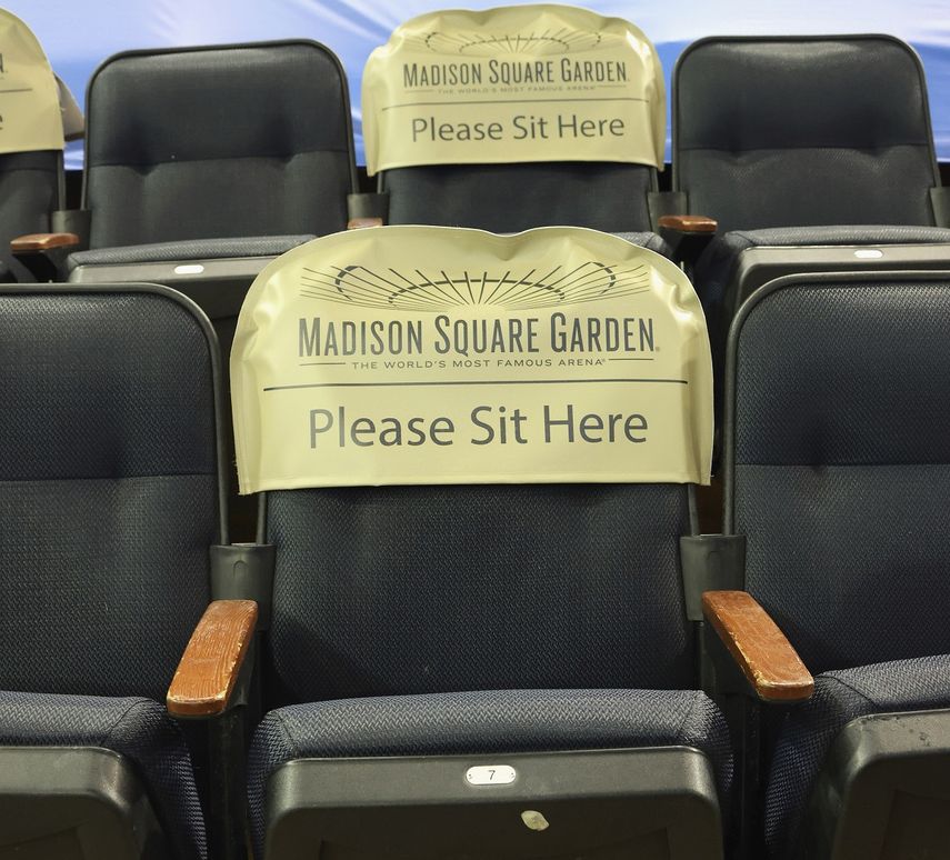 Asientos enmarcados para los aficionados a futuro para el encuentro de la NHL entre los Rangers de Nueva York y los Bruins de Boston en foto del miércoles 10 de febrero del 2021. El gobierno del estado anuncia que a partir del 23 de febrero los estadios y arenas que tienen capacidad para al menos 10.000 aficionados podrán reabrir con el 10% de capacidad.&nbsp;