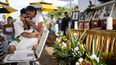 Leonardo Suárez junto a su hermana Paola, hacen un ceremonia fúnebre para sus seis parientes muertos en La Guaira (EFE)