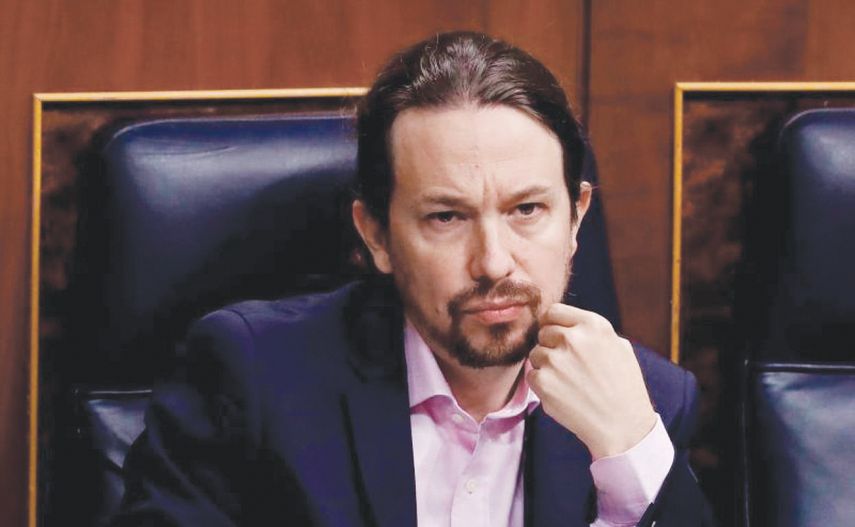 Iglesias escucha alocución durante pleno Congreso español.