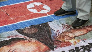 Un activista pisa un poster con la imagen del líder norcoreano Kim Jong-un durante una manifestación contra&nbsp;Corea&nbsp;del&nbsp;Norte, en Seúl