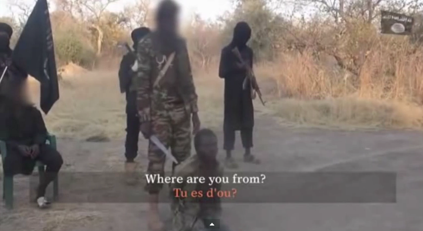 Las víctimas que aparecen de rodillas son sometidas y ejecutadas a punto de cuchillos, tal como suele hacerlo el grupo ISIS en reiteradas ocasiones