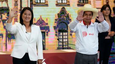 El candidato presidencial del partido Perú Libre Pedro Castillo, derecha, y la candidata Keiko Fujimori, del partido Fuerza Popular, saludan a los periodistas al final del debate presidencial en Arequipa Perú, el domingo 30 de mayo de 2021. Fujimori se enfrenta a Castillo en la final debate de las elecciones presidenciales antes de las elecciones del 6 de junio.