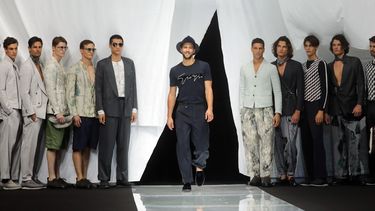 Los colores grises, blancos y azules predominaron en la colección.