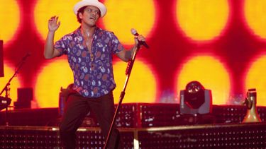 El documento aduce que las canciones, entre las que figuran éxitos internacionales contienen letras o títulos con referencias sexuales o perversiones. 