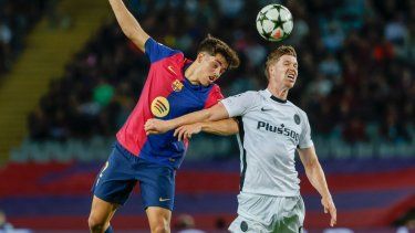 Cedric Itten del Young Boys salta para cabecear el balón junto a Pau Cubarsí del Barcelona en el duelo de Liga de Campeones del martes 1 de octubre del 2024.
