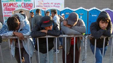 Acampados a pocos kilómetros de la frontera con EEUU, los migrantes centroamericanos vislumbran su futuro inmediato como incierto y más difícil.
