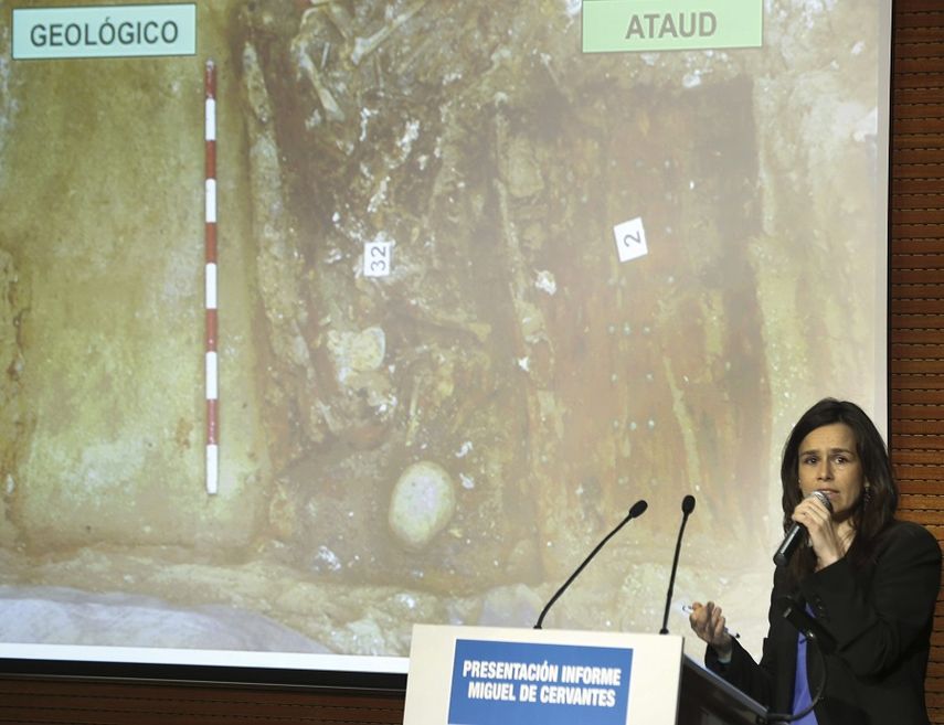 La antropóloga Almudena García Cid muestra una fotografía e informa sobre el hallazgo durante la rueda de prensa en Madrid. (EFE)