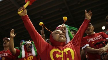 En esta foto, un hincha de beisbol disfrazado de El Chapulín Colorado” aclama a su equipo durante un partido de la Serie del Caribe en Mayaguez, Puerto Rico. (AP)