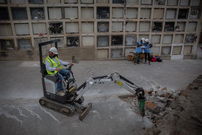 Apertura de una fosa común en el cementerio de Montjuïc de Barcelona en busca de los restos del poeta cubano Pablo de la Torriente, que murió combatiendo en la Guerra Civil como voluntario internacional con el bando republicano. El 28 de abril de 2021.
