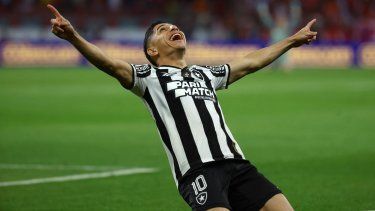 El jugador venezolano del Botafogo, Jefferson Savarino, celebra luego de anotar el primer gol de su equipo en el partido contra Internacional, el 4 de diciembre de 2024.