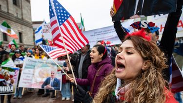 Los estadounidenses de origen iraní se congregaron en la Plaza Copley para pedir la caída de la República Islámica de Irán, un cambio de régimen y agradecer a Estados Unidos e Israel por sus acciones en una manifestación en Boston, Massachusetts, el 7 de marzo de 2026. Los manifestantes ondearon banderas estadounidenses, iraníes e israelíes&nbsp;