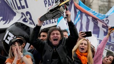 Con la motosierra como símbolo, Javier Milei tiene cuatro años para cumplir sus promesas.