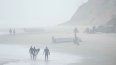 Dos botes, uno de ellos volteado, en Blacks Beach, el domingo 12 de marzo de 2023, en San Diego.