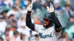 El infielder dominicano Otto López, de los Marlins de Miami, celebra tras conectar un jonrón.