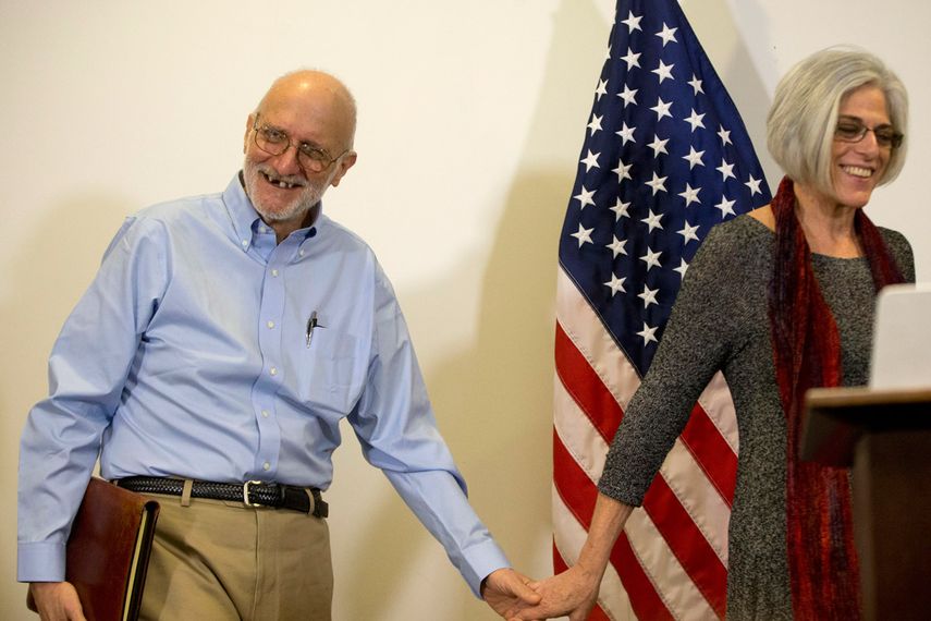 Alan Gross cuando ingresó acompañado de su esposa, segundos antes de comenzar la rueda de prensa. (AP)