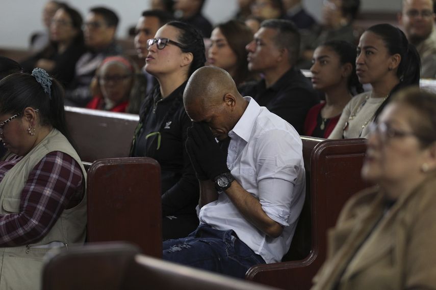 En esta imagen, tomada el 6 de octubre de 2019, el migrante venezolano Freddy Brito reza junto a su esposa Ruth Guill&eacute;n durante una misa evang&eacute;lica en Lima, Per&uacute;. Guill&eacute;n encontr&oacute; trabajo en una peluquer&iacute;a cuando llegaron pero, seg&uacute;n cuenta, algunos clientes se negaban a dejar que les tocase el pelo porque es venezolana.