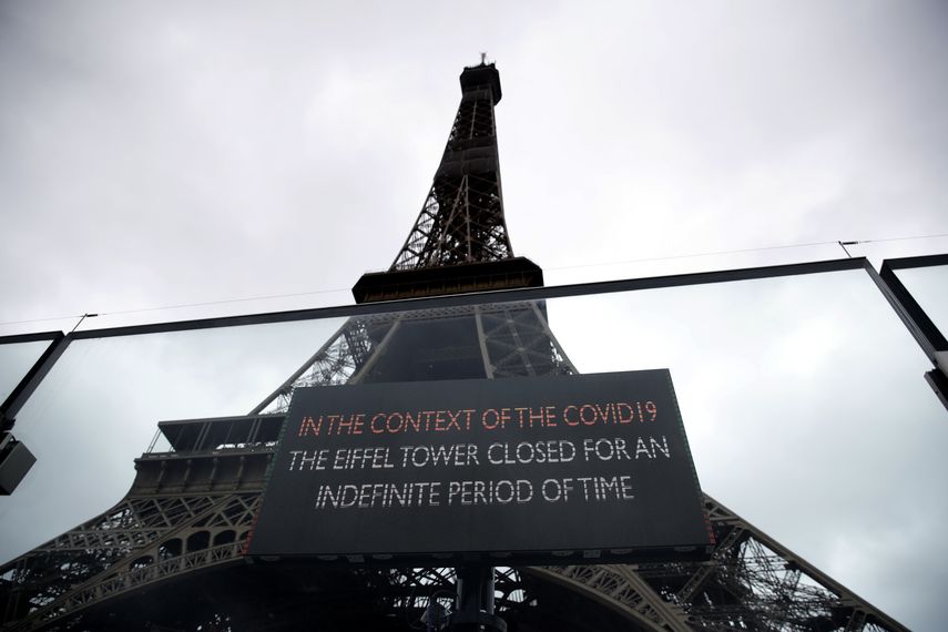 Un cartel en ingl&eacute;s anuncia el cierre de la Torre Eiffel, en Par&iacute;s, el 14 de marzo de 2020. El cartel dice: En el contexto del COVID-19, la Torre Eiffel cerrada por tiempo indeterminado.&nbsp;