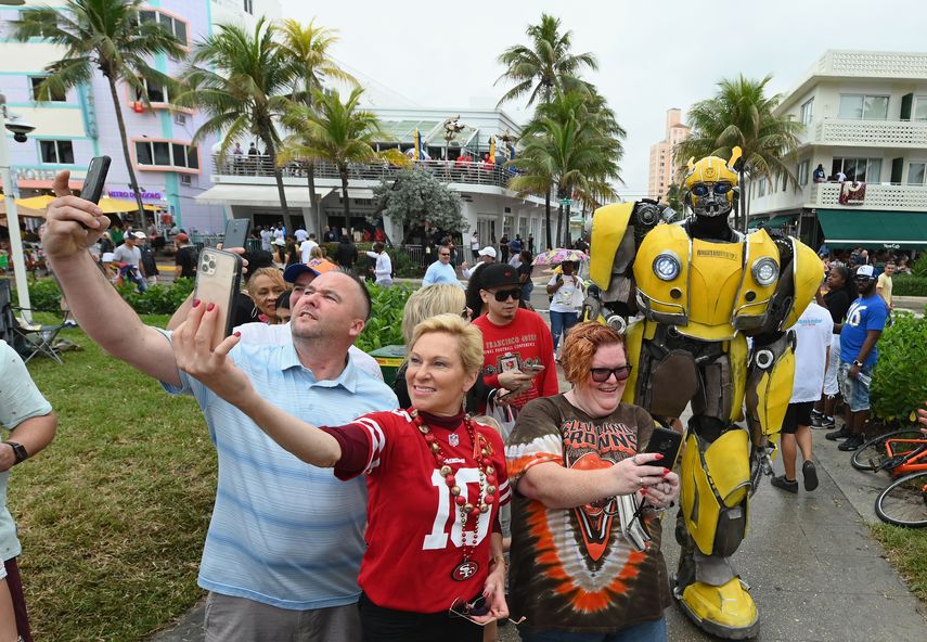 Miles de visitantes inundaron las calles del centro de Miami y Miami Beach.