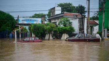 Las fuertes lluvias del 9 de octubre de 2025 en México causaron dos muertes, además de inundaciones de viviendas, deslizamientos de tierra y el desbordamiento de ríos en varias partes del país, informó el gobierno mexicano el viernes. Vehículos permanecen parcialmente sumergidos en una calle inundada tras las fuertes lluvias en Poza Rica, estado de Veracruz, México, el 10 de octubre de 2025.