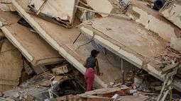 En Venezuela, los sismos dejaron grandes destrozos en edificios donde familiares esperan el rescate de víctimas