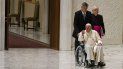 El papa Francisco llega en silla de ruedas a una audiencia con monjas y religiosos en el Salón Pablo VI, en el Vaticano, el 5 de mayo de 2022. 