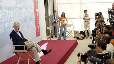 El director estadounidense Robert Benton posa durante una sesión de fotos en el Lido de Venecia, el 30 de agosto de 2003.