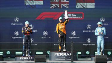 El piloto británico de Mercedes Lando Norris levanta el trofeo tras ganar el Gran Premio de Miami junto a Max Verstappen, segundo, y Charles Leclerc, tercero, el domingo 5 de mayo del 2024.&nbsp;