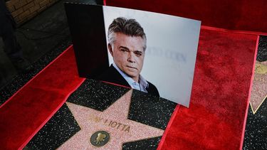 La estrella del Paseo de la Fama del difunto actor estadounidense Ray Liotta se muestra durante la ceremonia póstuma en Hollywood, California, el 24 de febrero de 2023. Revelan causa de muerte del artista.