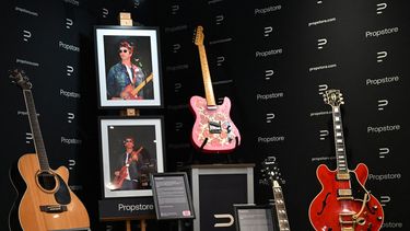La guitarra acústica Takamine FP460SC de Noel Gallagher, utilizada para grabar la canción Wonderwall; la guitarra Fender Telecaster Owend autografiada de Noel Gallagher, utilizada durante el concierto Rock in Rio de Familiar to Millions; y la guitarra Gibson ES-355 Cherry Red de Noel Gallagher de los años 60, dañada por Liam Gallagher la noche en que Oasis se separó, se muestran en exhibición durante una vista previa de la subasta de Propstore en Londres el 21 de octubre de 2025. &nbsp;