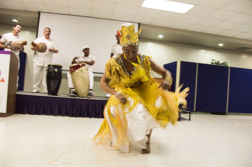 En Cuba se estima que hay 1.000 sacerdotes y sacerdotisas Lukumís certificadas por la Iglesia en EEUU. En la foto, Marisol Blanco interpreta la danza de Oshun, en un evento académico, en Miami.