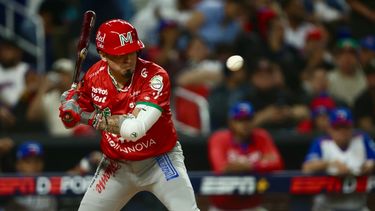 Jugador de México (Naranjeros de Hermosillo) en un turno ante la escuadra de República Dominicana (Tigres del Licey)