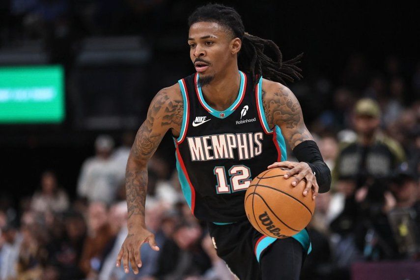 Ja Morant, de los Grizzlies de Memphis, maneja el balón durante un partido, el 30 de diciembre de 2025.