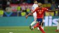 El delantero de España, Lamine Yamal, dispara desde el punto penal para marcar el tercer gol de su selección en un partido, el 5 de junio de 2025.&nbsp;