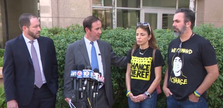 El abogado Michael Haggard habla con la familia de Joaquín Oliver.