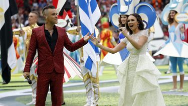 &nbsp;Robbie Williams y&nbsp; Aida Garifullina durante su presentación.&nbsp;