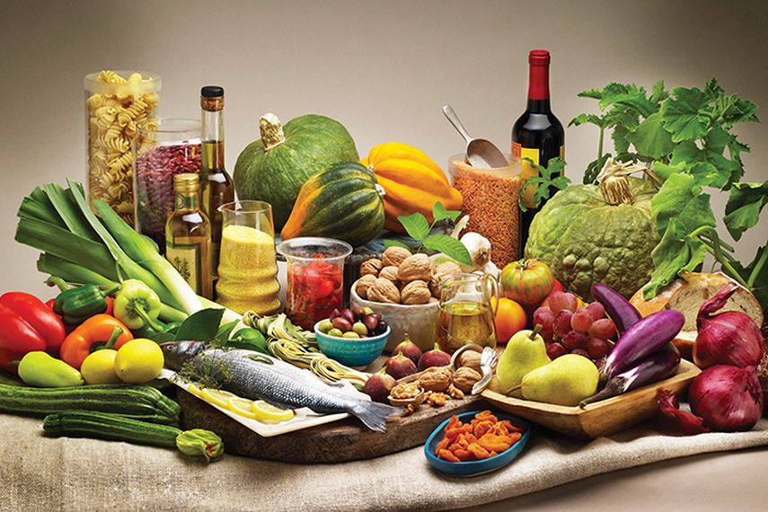 Alimentos de la dieta mediterránea rica en aceite de oliva y complementada con frutos secos y baja en grasa.  (CORTESÍA)