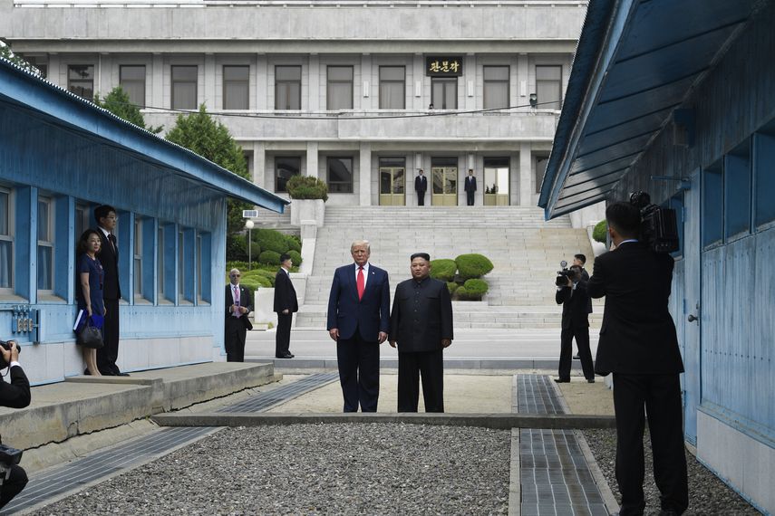El presidente Donald Trump se reúne con el líder norcoreano Kim Jong Un en la zona desmilitarizada entre ambas Coreas.