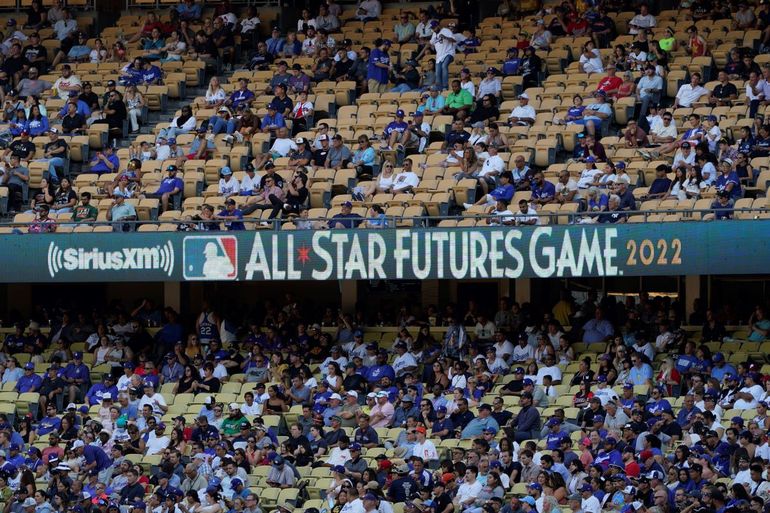 Fanáticos presencian el Juego de Futuras Estrellas, el sábado 10 de julio de 2022, en Los Ángeles