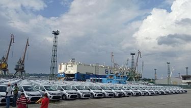 No hay ambulancias pero el régimen compra autos nuevos para el turismo