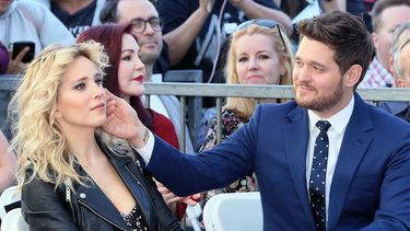 Bublé le seca las lágrimas a su esposa, quien estaba conmovida en la ceremonia.