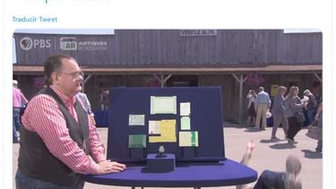 Captura de video del programa Antiques Roadshow del momento en el que un hombre cae de espaldas al saber el valor de un reloj Rolex que compr&oacute; en 1979.