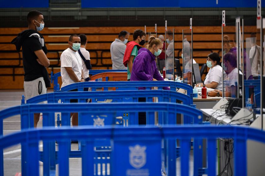 Varias personas hacen fila para recibir la vacuna de Pfizer contra el COVID-19 el jueves 2 de septiembre de 2021, en Pamplona, en el norte de España.